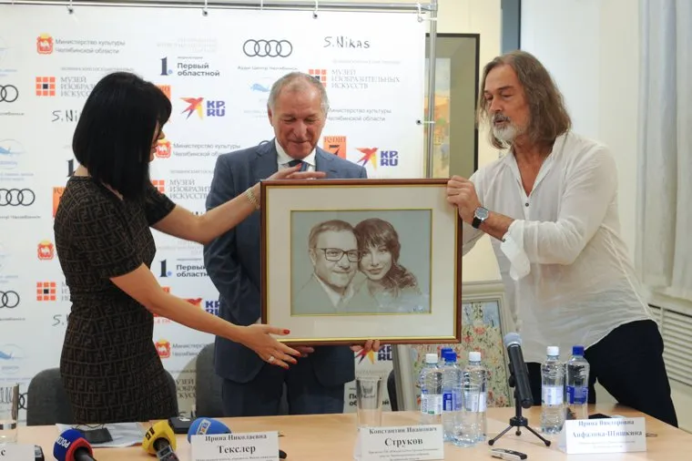 Церемония передачи картины Никаса Сафронова «Размытые воспоминания о Дали». Челябинск