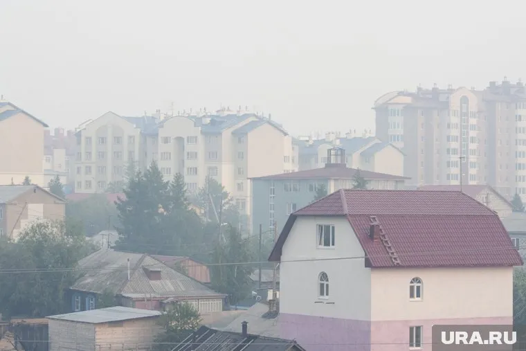 Екатеринбуржцы жалуются, что приходится закрывать окна от гари при жаре