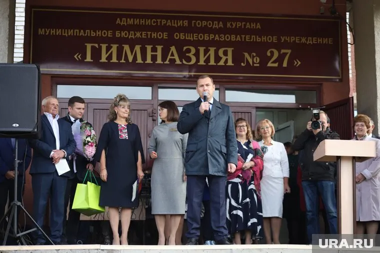 Вадим Шумков поздравил учеников и учителей