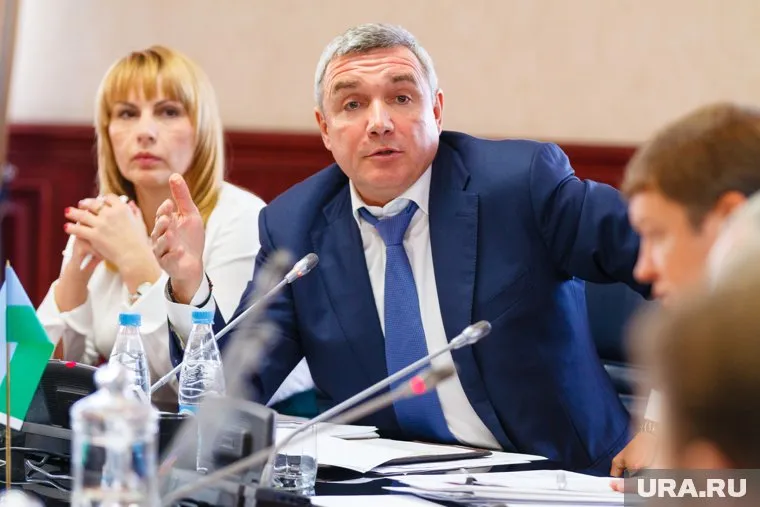 Неофициальная версия сдачи мандата — нежелание банкира показывать многомиллионные доходы