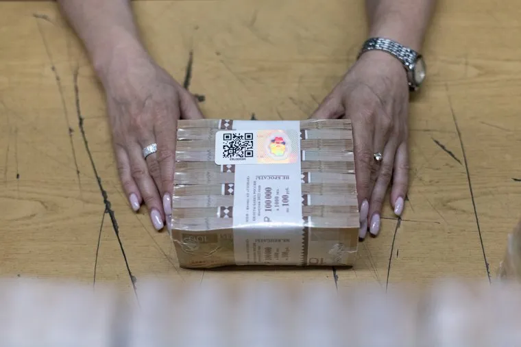 Печать сторублевой купюры на фабрике "Гознак" в Москве. Москва