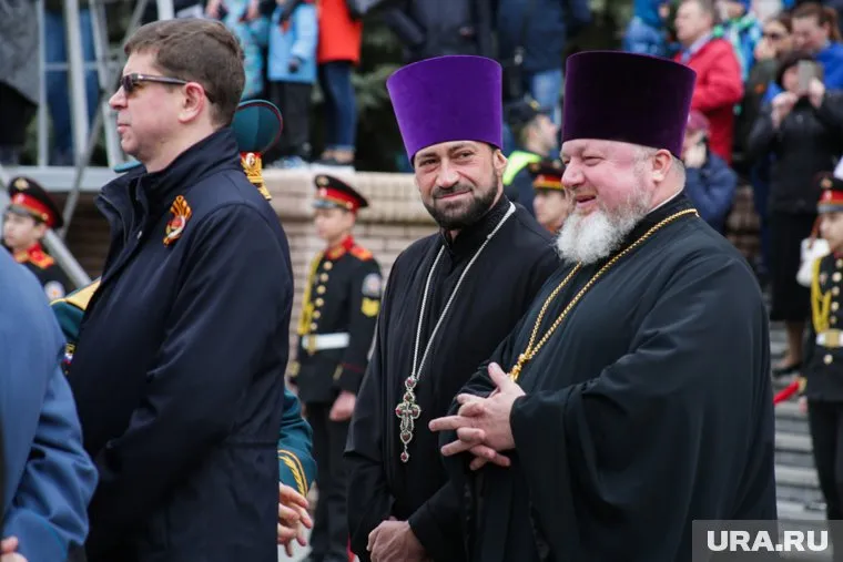 Андрей Литовка (в центре) отчитывается о сборе собранных на личную карту пожертвований