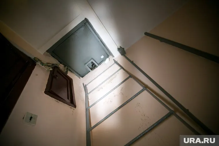 Потоки воды лились с люка, ведущего на крышу дома