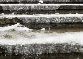 Жительница ЯНАО сломала ногу на крыльце собственного дома