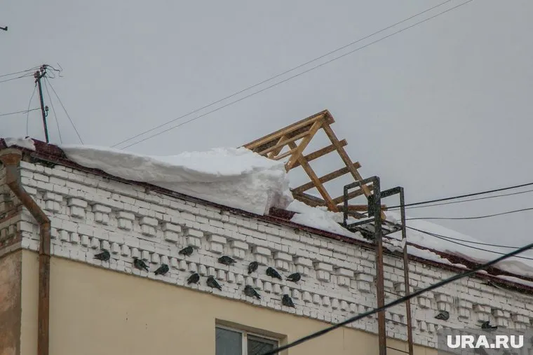 Снег упал с крыши, когда женщина шла мимо дома №15 (архивное фото)