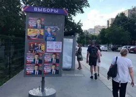 Жители Тюмени шуточно заклеили стенды с агитацией кандидатов в депутаты