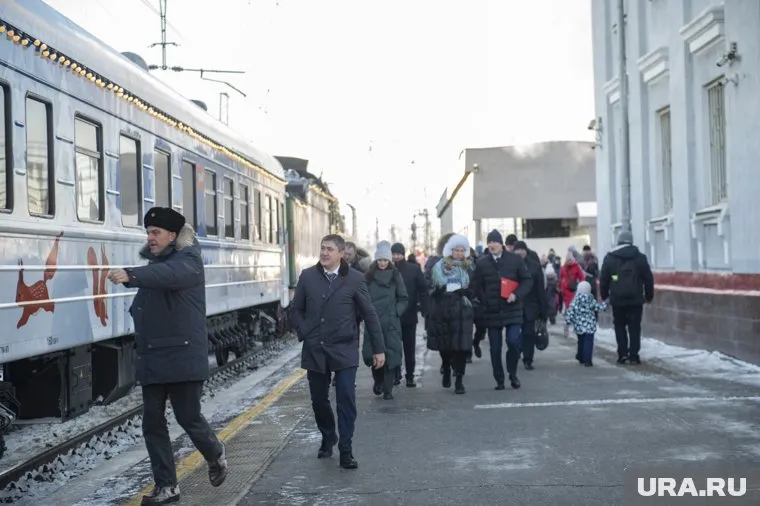 Губернатор осмотрел поезд изнутри