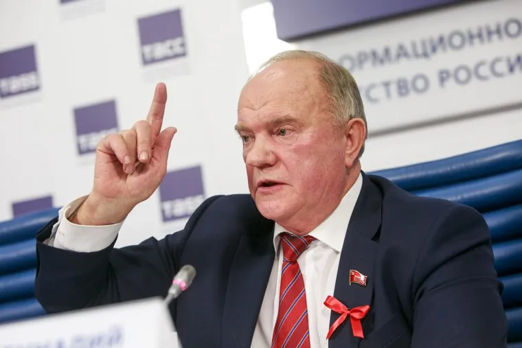 Пресс-конференция КПРФ в ТАСС с участием лидера партии Геннадием Зюгановым. Москва, зюганов геннадий, палец вверх