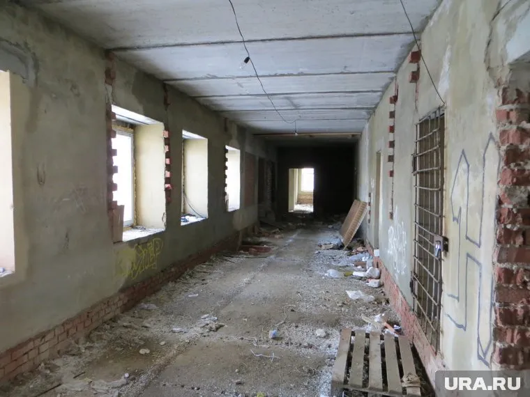 В долгострое, по словам жителей Губкинского, собираются алкоголики и подозрительные личности