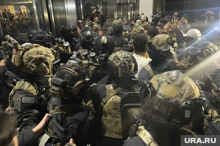 В Корее до сих пор сохраняется военное положение во время протестов