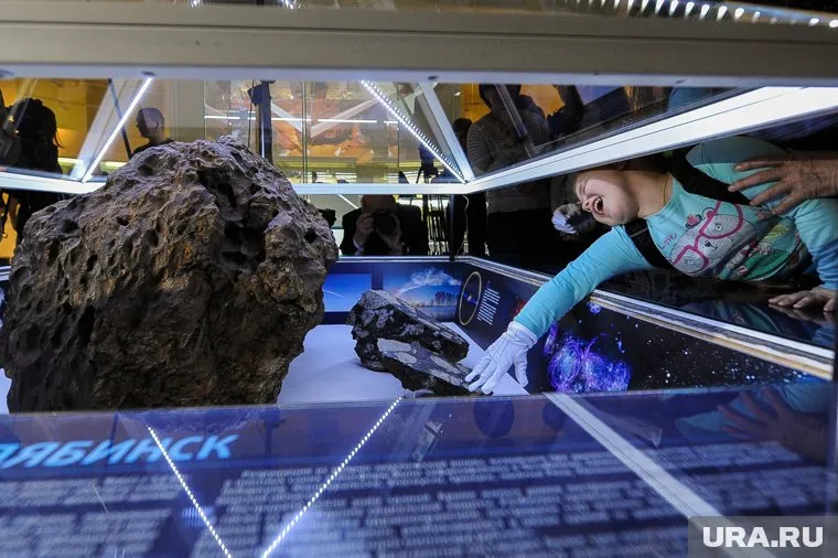 Челябинцы торопились прикоснуться к метеориту, пока не кончилась энергетика