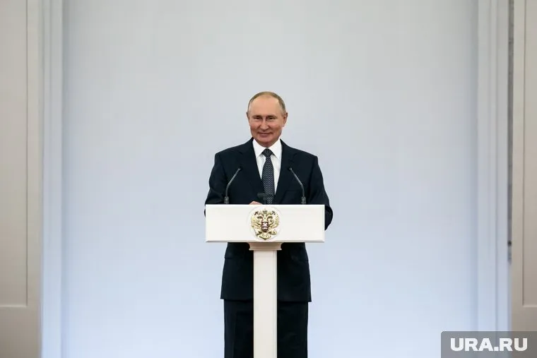 Владимир Путин повысил зарплаты помощников депутатов и сенаторов на 87 тысяч рублей