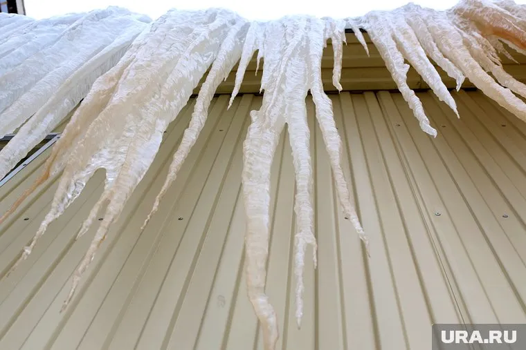 Квартиры тюменцев, расположенные на верхних этажах, начало топить после наступления теплой погоды