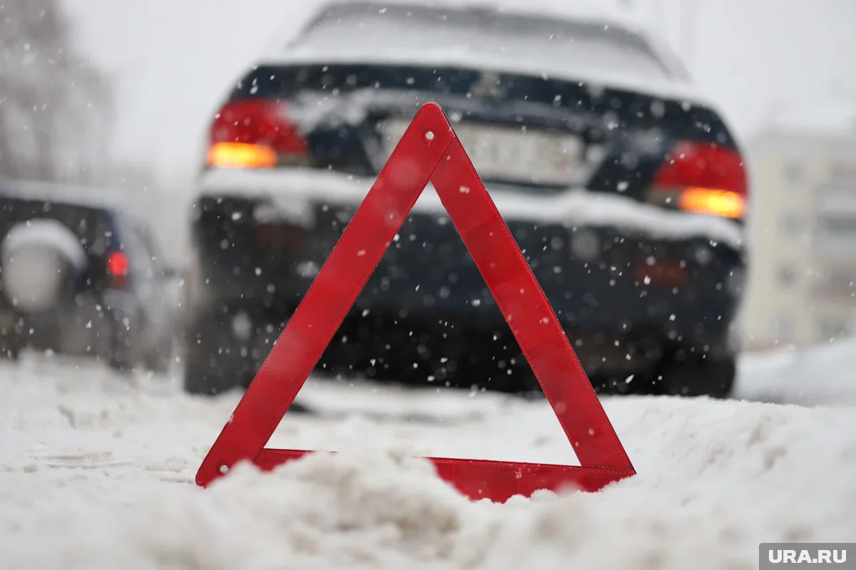 Водитель иномарки выехал на дорогу на летней резине