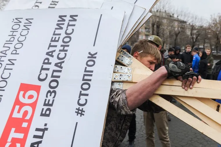 Алексей Навальный встретился с волонтерами своего штаба, выступил на митинге против Томинского ГОК и провел пресс-конференцию для журналистов. Челябинск, плакаты, митинг, стоп гок, стопгок