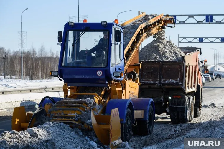 Управкомпании должны успеть убрать горы снега из дворов до 15 марта