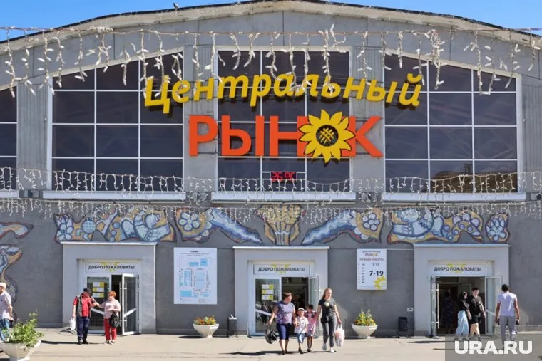 Курганцы пожаловались властям из-за затопляемой остановки рядом с Центральным рынком