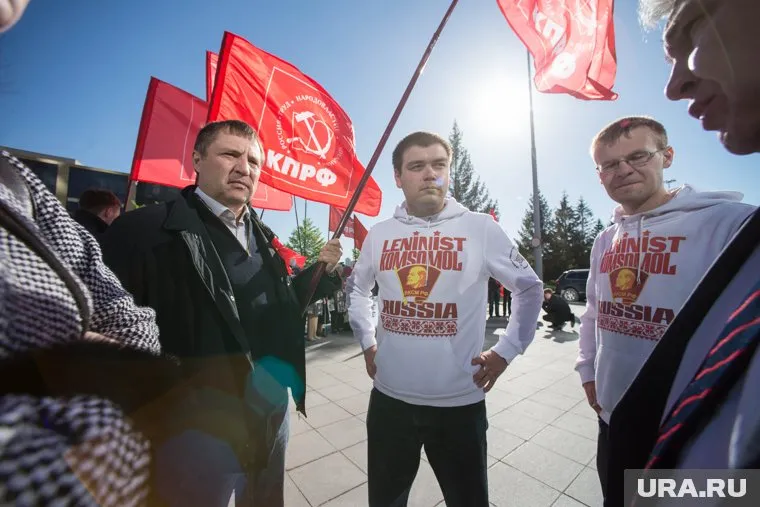 Вячеслав Вегнер (слева) передаст мандат Эдуарду Мансурову (в центре)