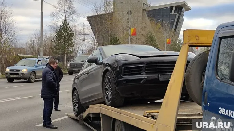 Вице-спикер гордумы Сургута Виктор Пономарев наблюдает за эвакуацией кроссовера