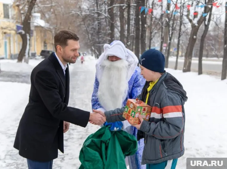 Алексей Вихарев раздает новогодние подарки нуждающимся с 2018 года