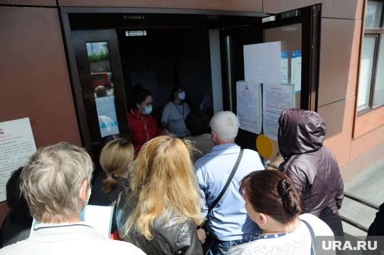 Тюменцы начали занимать очередь за путевками с самого утра