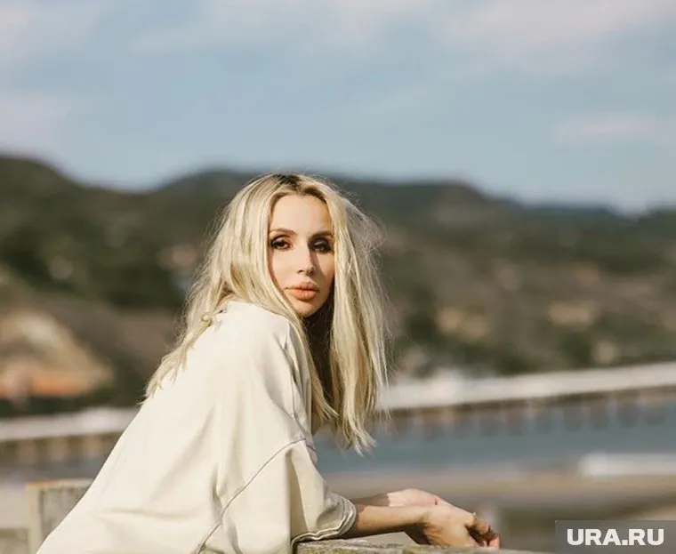 Артистку сняли в момент кормления малышки грудью