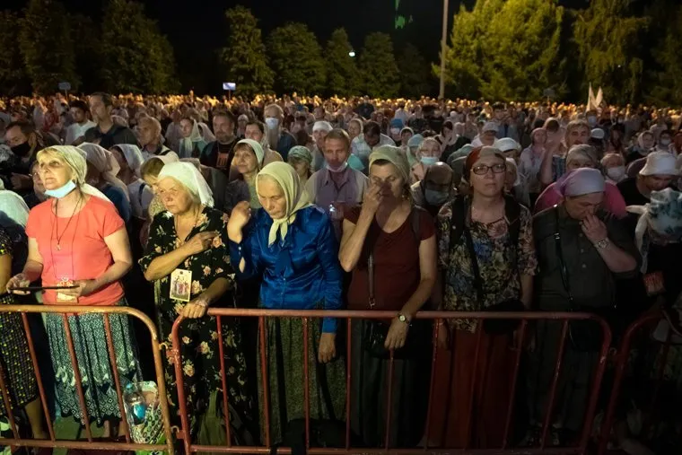 Крестный ход у Храма на крови. Екатеринбург