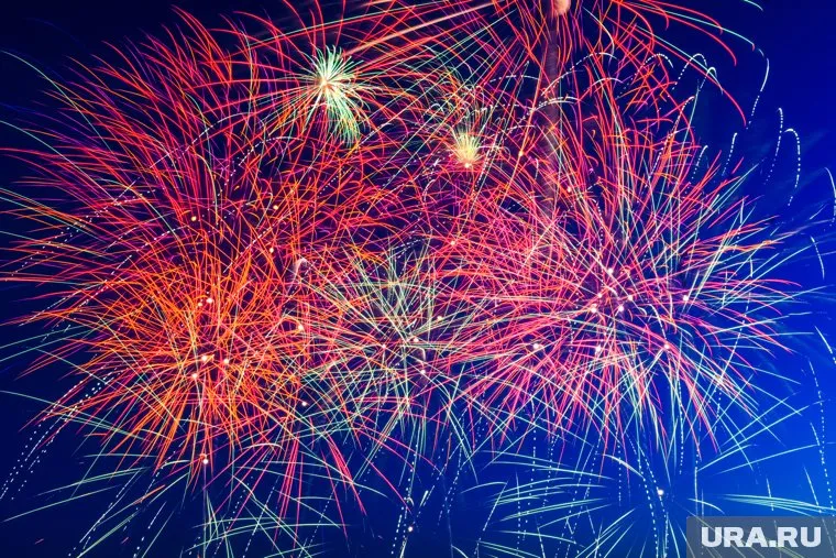 Жители гадают, кто является организатором салюта (архивное фото)