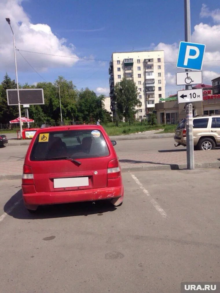 Парковка с местами для инвалидов у ТЦ "Пушкинский"