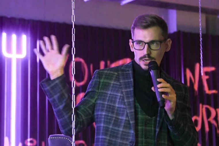 Лекуия Одержимость по-среднеуральски Антона Кочнева в баре Бесы. Необр