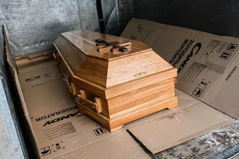 Гроб из кельи Николая Романова перед отправкой в Казань. Среднеуральск