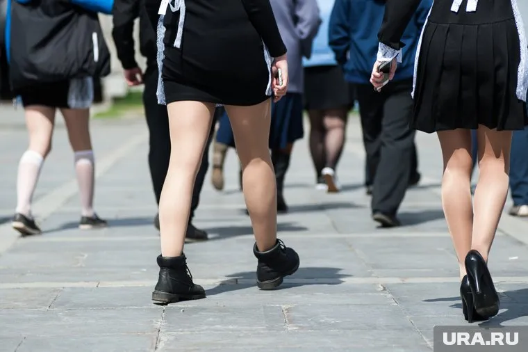 От школьниц на Украине потребовали сменить белые фартуки на вышиванку