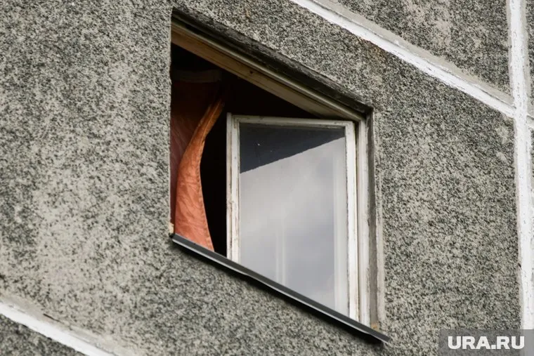 Мальчик выпал из окна пятого этажа