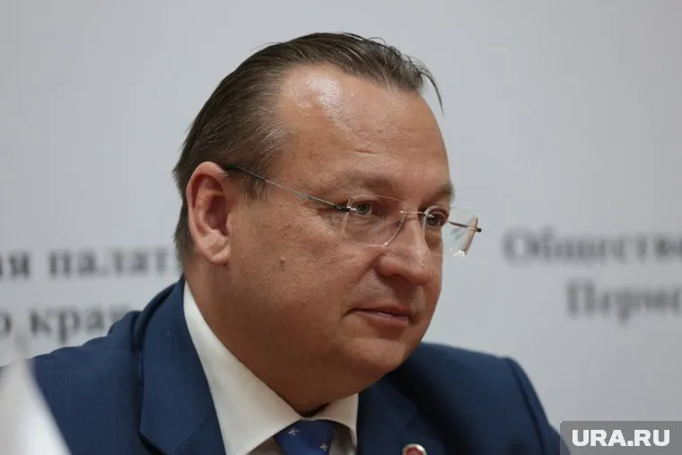 Дмитрий Красильников установил должностные оклады подчиненным