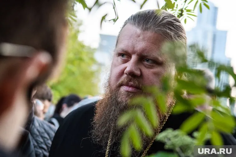 Отец Максим лично убеждал протестующих в сквере и рассказывал, каким может быть храм