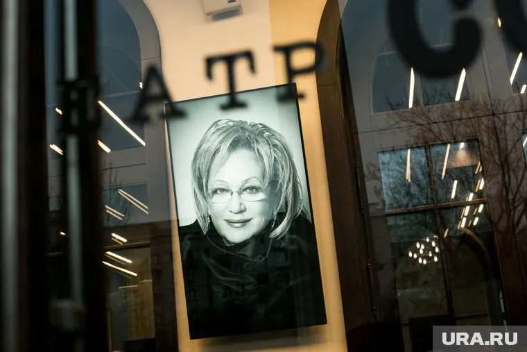 На могилу Галины Волчек россияне продолжают нести цветы, венки и сигареты