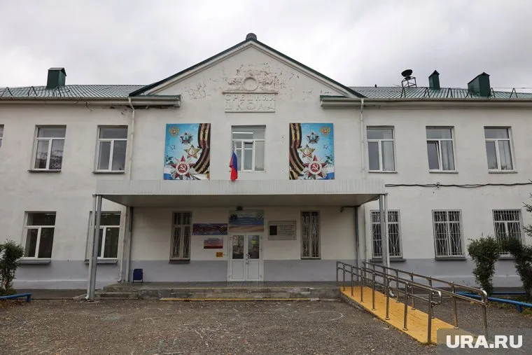 Голая женщина сидела на подоконнике напротив школы № 92