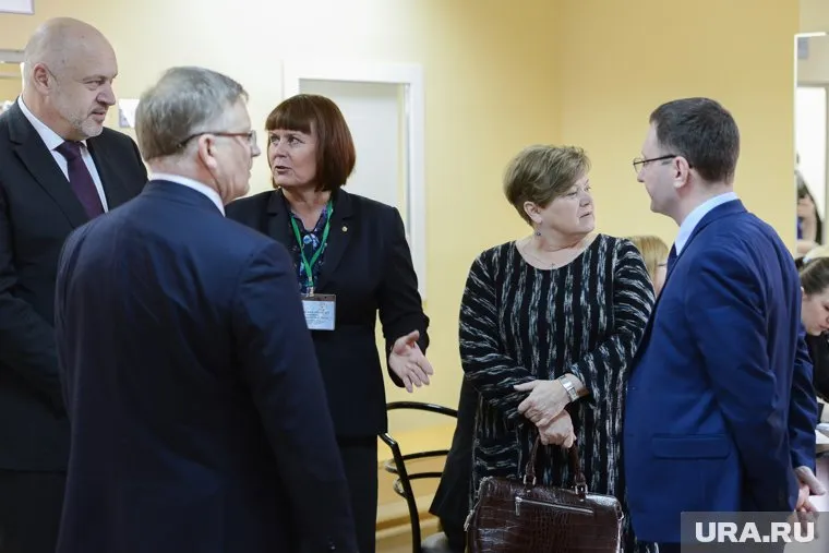 Ирина Бугаева (вторая справа) проработала в структурах полпредства более десяти лет