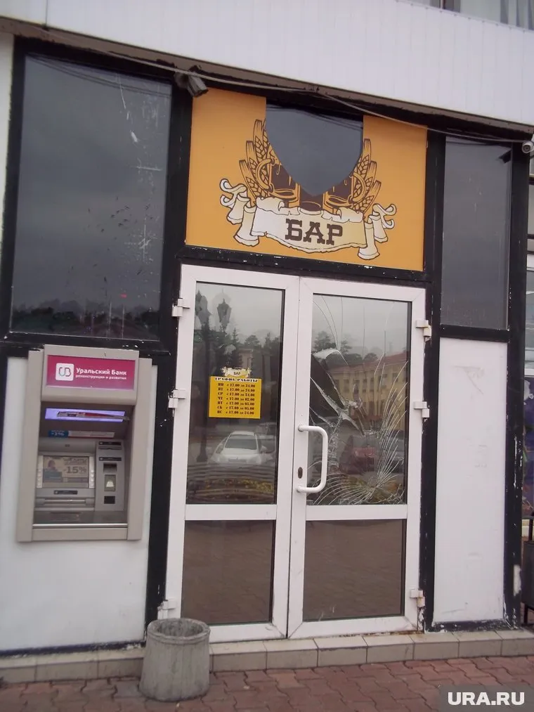 По словам местных жителей, в этом баре на главной площади регулярно происходят драки