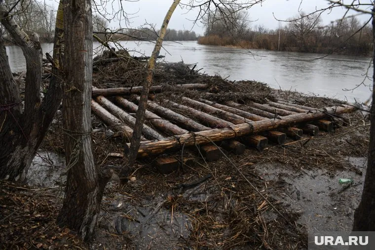 Из-за паводка в Курганской области смывает мосты