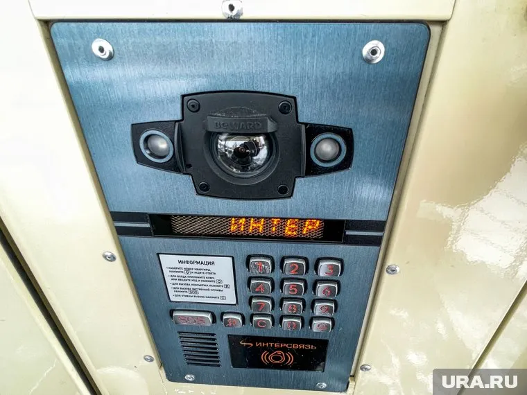 Камера домофона в Челябинске пострадала от рук вандала