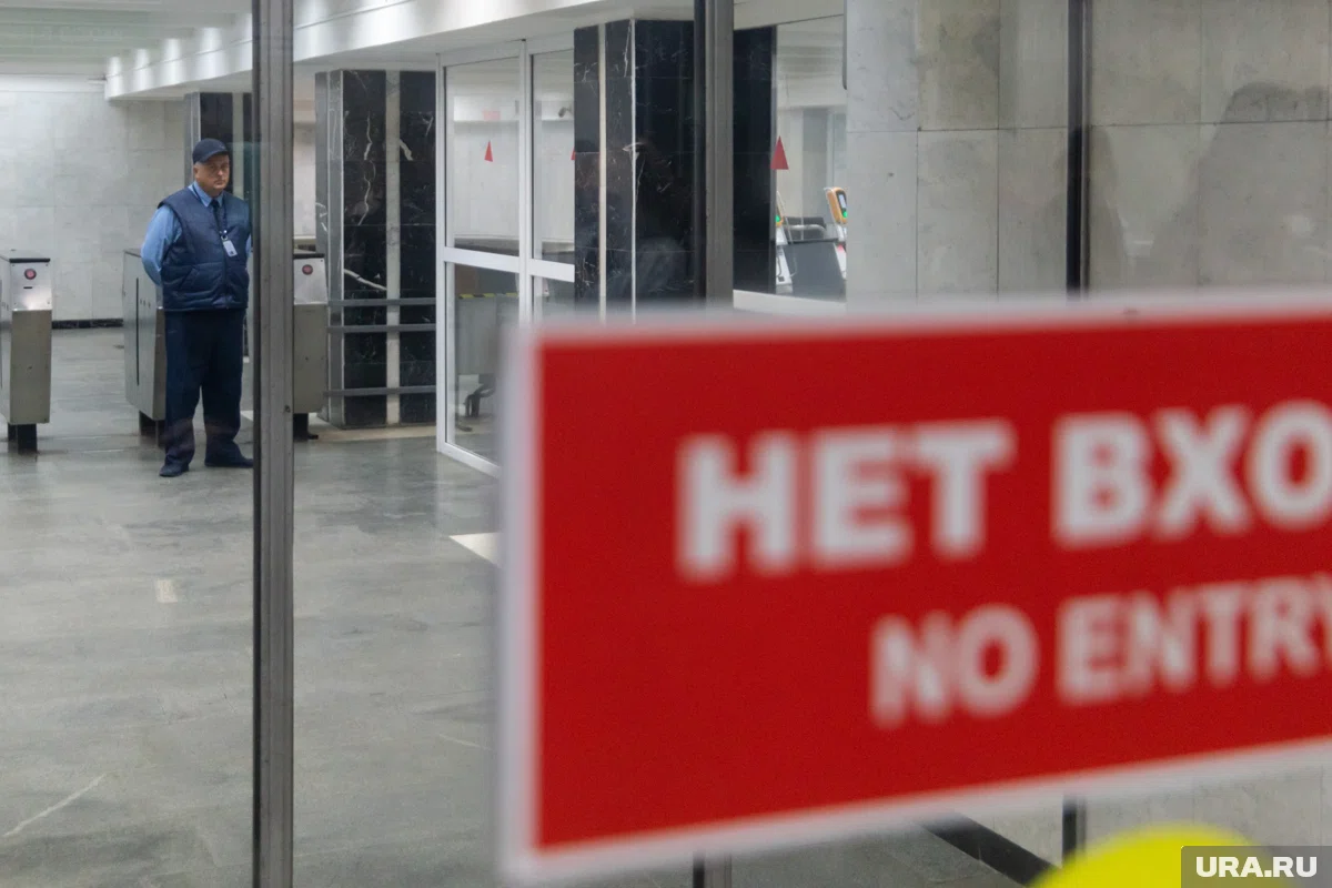 Неуправляемый автомобиль съехал в метрополитен в Новосибирске