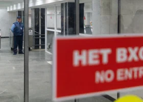 В Новосибирске легковой автомобиль влетел в вестибюль метро