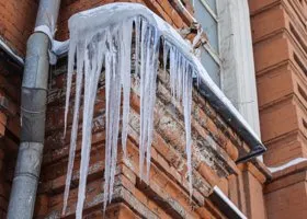 В Снежинске ребенка увезли в больницу после падения сосульки на голову