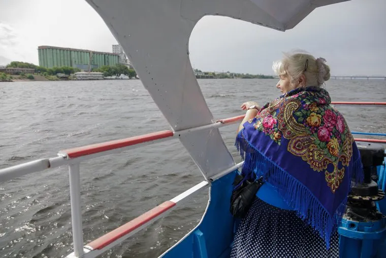 Виды Перми, пенсионерка, бабушка, отдых на воде, водный транспорт