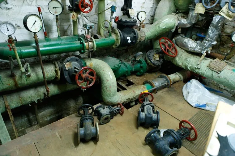 Инспекция здания Гостиницы Исеть. Екатеринбург, водоканал, подвал, ремонт, канализация, ржавые трубы, разруха, ветхие трубы