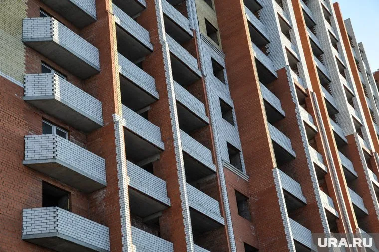 Мальчик во время кросса забежал на территорию заброшенного недостроенного дома