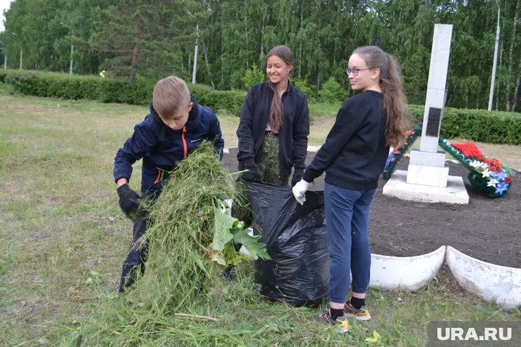 За памятником следит поисковый отряд «ОПОРА — Чебаркуль»