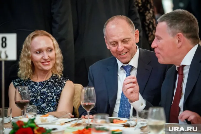 Дмитрий Пумпянский (в центре) и Андрей Комаров (справа) завершили многомиллиардную сделку