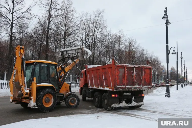 По мнению главы города, подрядчики неплохо справились с первыми снегопадами